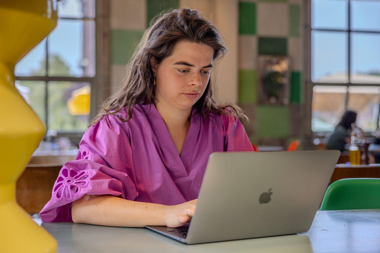 Jo-Anne Krijgsman aan het werk